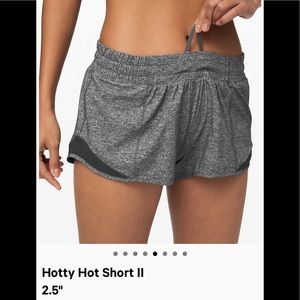 Lululemon hottie hot short ll 2.5 size 10 EUC 😎